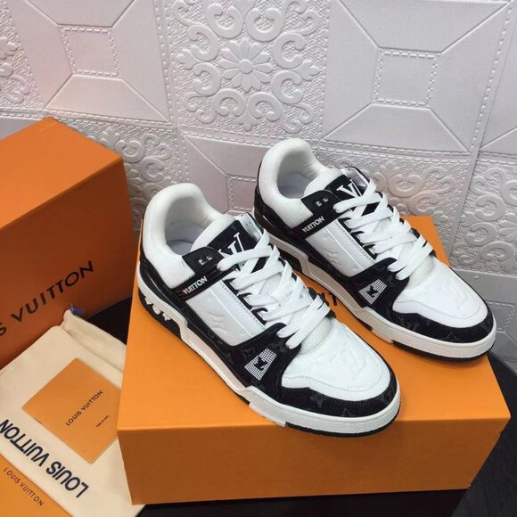 ⭐️⭐️Louis Vuitton Men's Black and White Trainer Sneakers - Picture 1 of 9